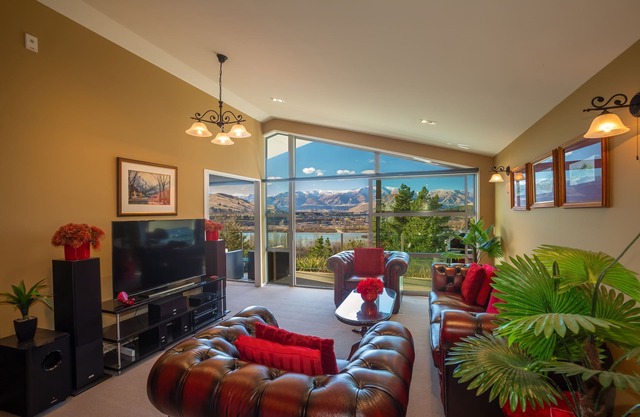 First in the Sun. Quiet 1st floor apartment. Fantastic River and Mountain Views