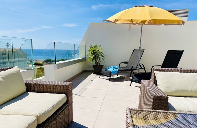 First line, neighbor with the sea and pool, roof terrace, family friendly