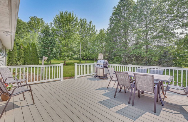 Fish, Hike & Golf: Leisurely Navarre Home w/Yard!