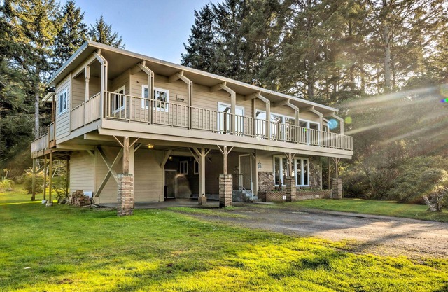 Fishermen's Paradise in Coos Bay: Walk to Beach!