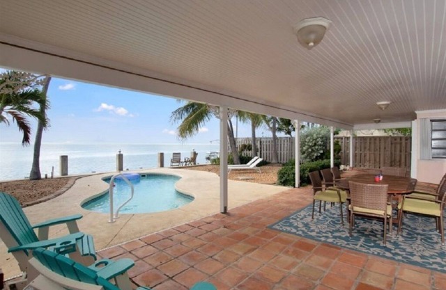 Fishing and Family Fun paradise Oceanfront 60'ft dock 3 bed 2bath private pool