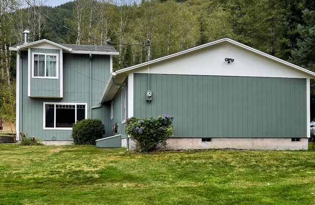 Fishing & hunting retreat with two suites, loft, forest views & seasonal firepit