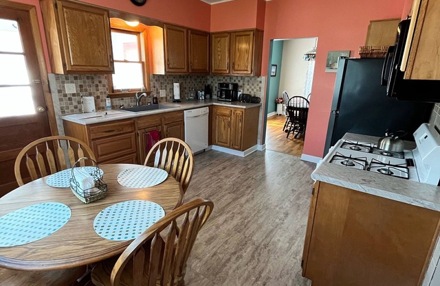 Fishing, Wineries, Beaches- Oh My! Near the Historic Ashtabula Harbor.