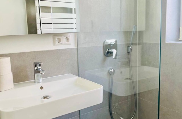 Fitters' apartment for 6 people in Stuttgart, quiet location, central, parking spaces