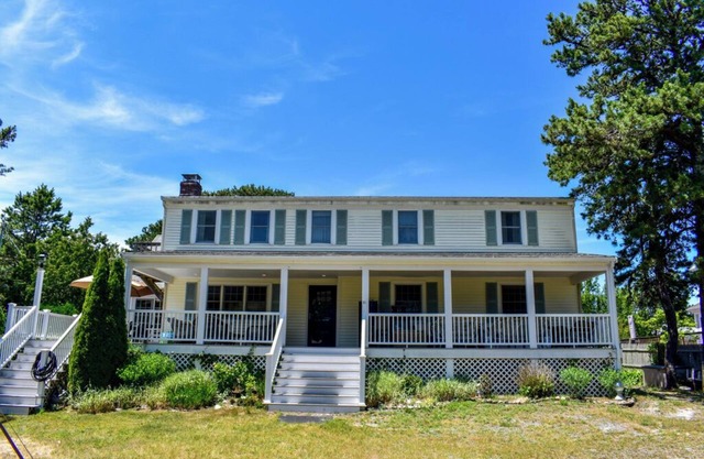 Five bedroom home sleeping 10 just 1/10 mile to Glendon Beach