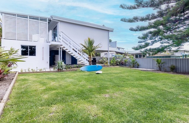 Five Pines Beach House at Birubi, 20 Robinson St - pet friendly, aircon and WiFi