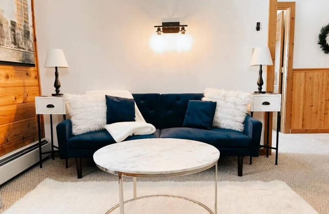 Flagview Lodge - Cozy Apartment with a View
