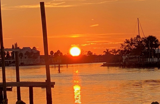 Flamingo Sunset, Almost waterfront, minutes walk to waterfront Restaurants.