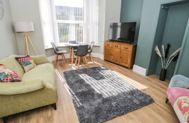 FLAT 1A, MONA HOUSE, pet friendly, with a garden in Deganwy
