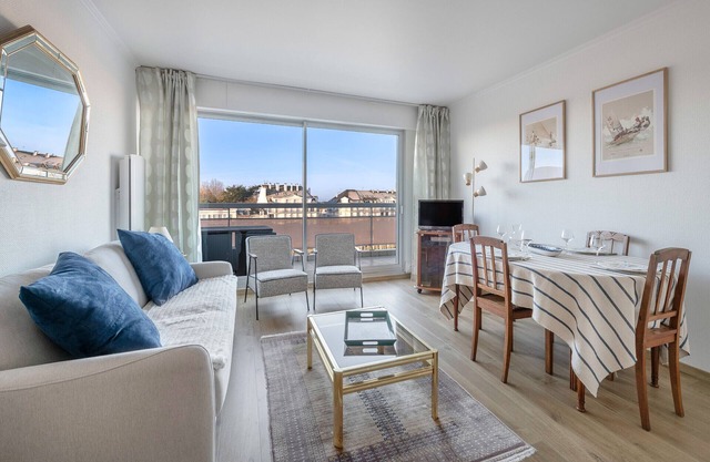 Flat for 2 adults and 1 child - View of the Port
