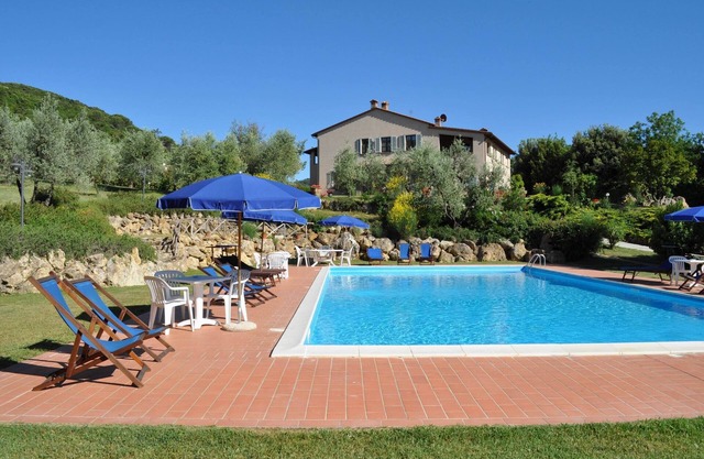 Flat in Iano,covered terrace, A/C, village walking distance,Wi-Fi,pool, sleeps 8