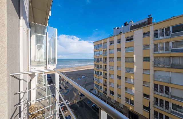 Flat near Zeedijk with side sea views