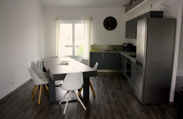 Flat T5 luminous of 100 m2 (3 rooms) with balcony and parking
