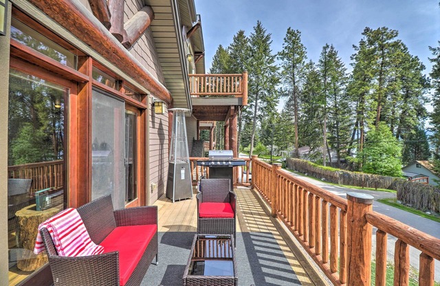 Flathead Lake Getaway w/Balcony, Fireplace!