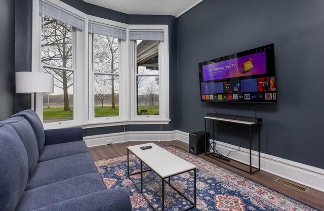 Flats on Front - Riverfront Gem Fast Wi-Fi 1F