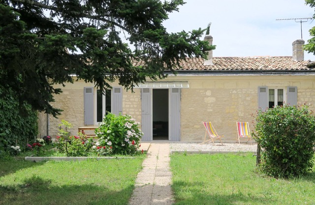 FLEURETTE house sleeps 9 near BORDEAUX