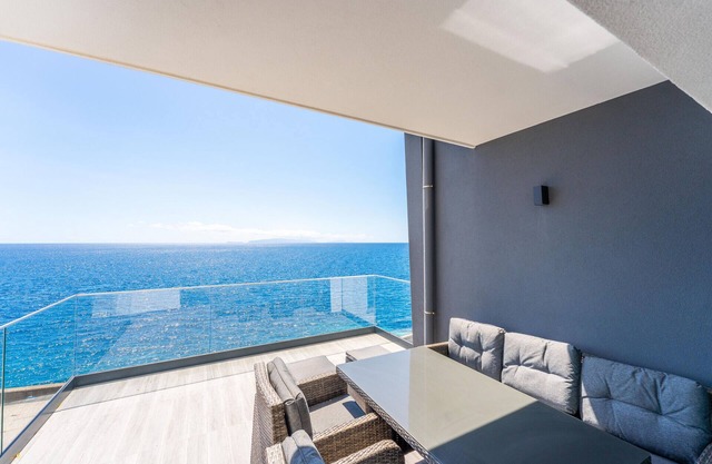 FLH Amazing Ocean View with Balcony