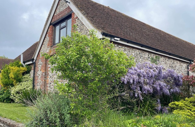 Flint Barn in Arundel With Vaulted Lounge, Private Gardens, new Kitchen, Parking