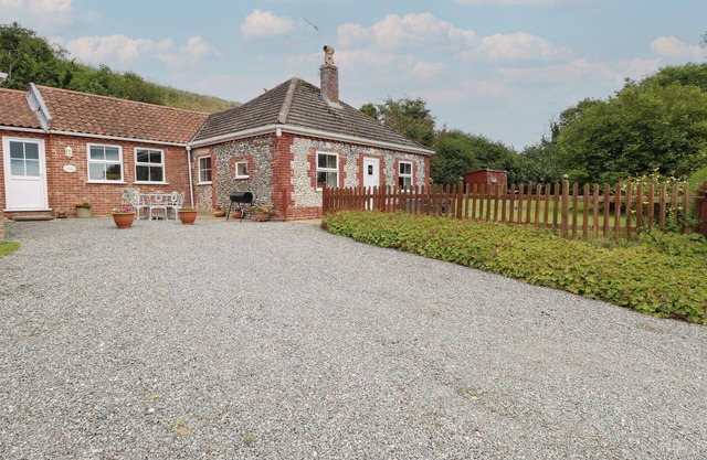 FLINT COTTAGE, family friendly, with a garden in Caister-On-Sea