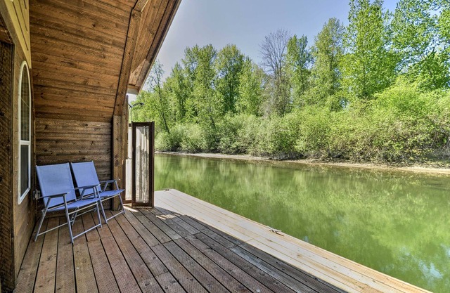 Floating Home on Columbia River w/Provided Kayaks