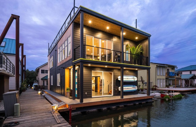 Floating Home on the Willamette