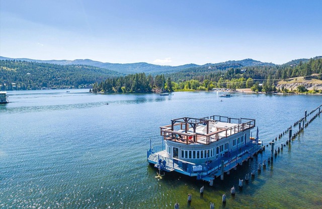 FLOATING HOUSE on Flathead Lake, kayaks, rooftop decks, watercraft rentals!
