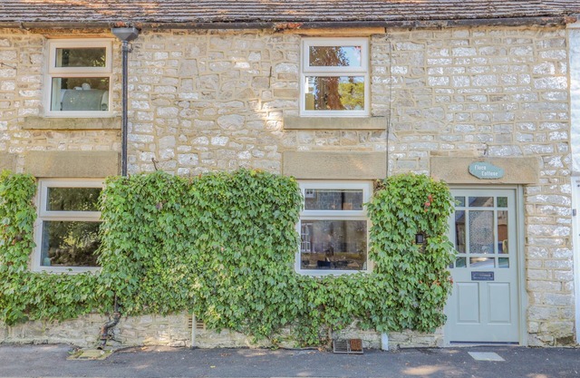 FLORA COTTAGE, family friendly, with open fire in Tideswell