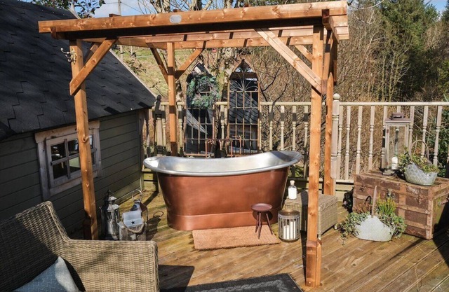 Floras Cabin | Outdoor Bath | Unmissable views