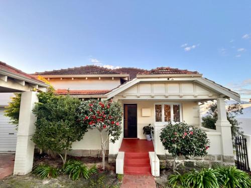 Floreat Family Home - With Kids Play Equipment