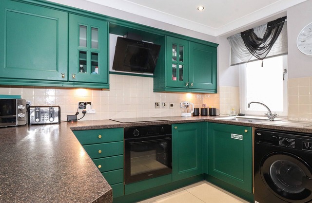 FLOSH COTTAGE, pet friendly, with a garden in Cleator Moor