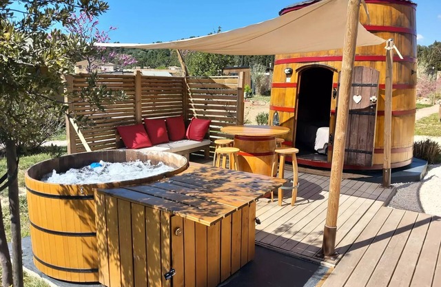 Flower Camping Olivigne * - Lightningterre 1 bedroom (Breakfast, bed/house made, basket aperitif) + SPA 2 to 4 people - 2 pers. included in the tariff