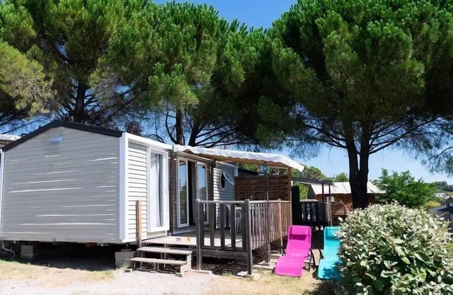 Flower Camping Provence Vallée * - Mobile home Comfort 29m2 2 bedrooms + covered terrace + air conditioning + TV 4 to 5 people - 4 pers. included in the tariff