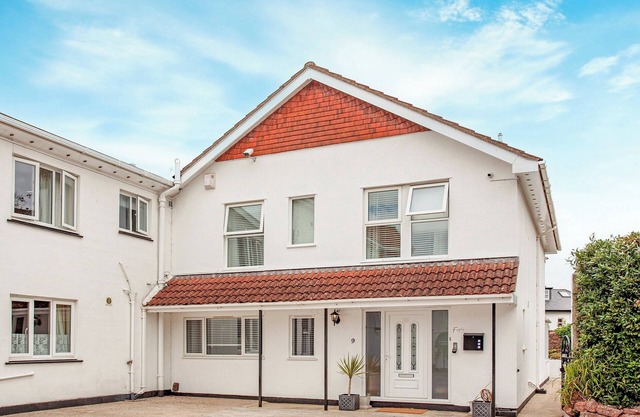 Flower Pots House - UK39782