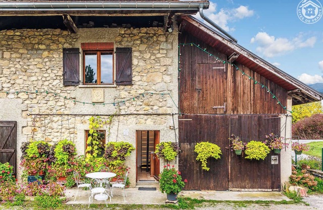 FLOWERS AND VINES - LES MARCHES
