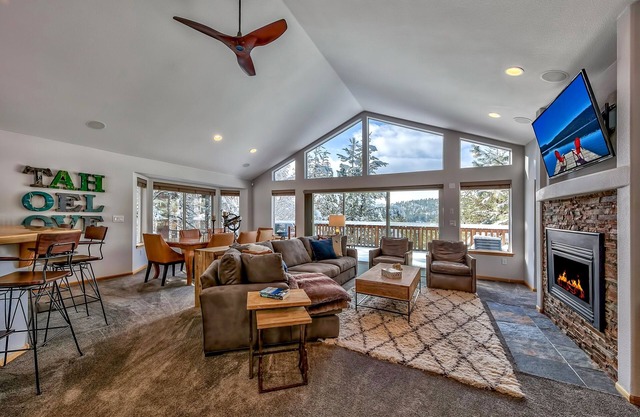 Fly High in Total Luxury: Hot Tub, Views, Privacy, Decks, Peaceful, A/C