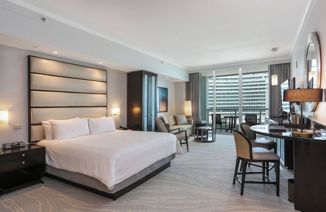 Fontainebleau Sorrento OceanView Jr. Suite FREE valet & spa.pass No resort fees!