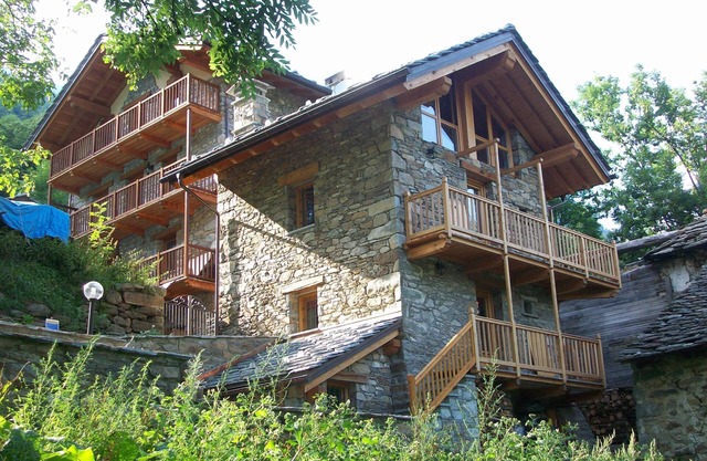 Fontainemore: EXPOSED STONE CHALET WALSER
