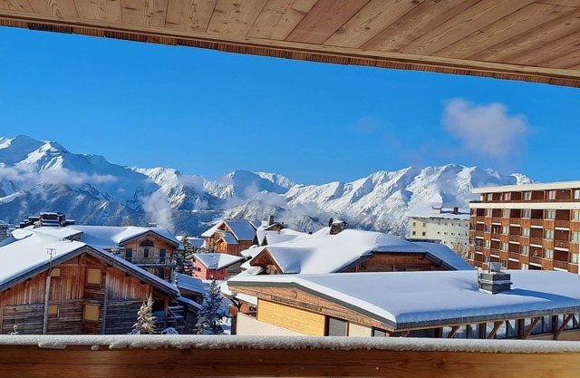 FOOT OF SLOPES, LARGE CHALET-STYLE DUPLEX, LUXURY RESIDENCE, VERY HIGH RESORT