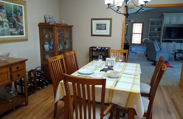 For Bloomington Solar Eclipse: Fabulous 4-bedroom house w/WiFi on 1 acre