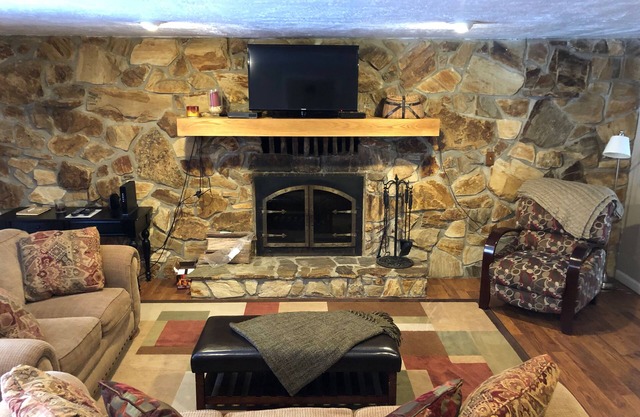 Forest Lake House, Sleeps 6, Premium Home!