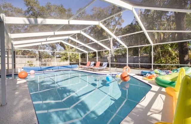 Forever Friday - Family Friendly up to 10 ppl, Heated POOL 🥂🍾