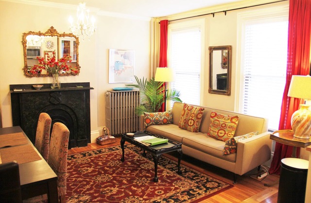 *Fort Hill Inn *Sunny* Penthouse Duplex! L@K 3 bed, 2 bath, 1.5 miles Center