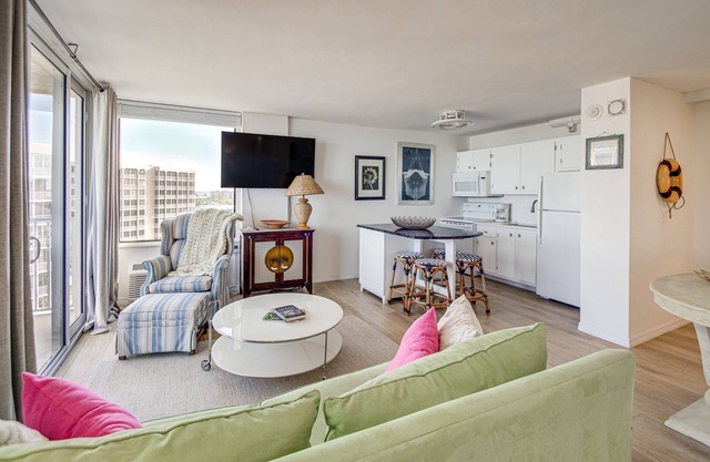 Fort Myers Beach Studio - Sunset & Ocean Views!