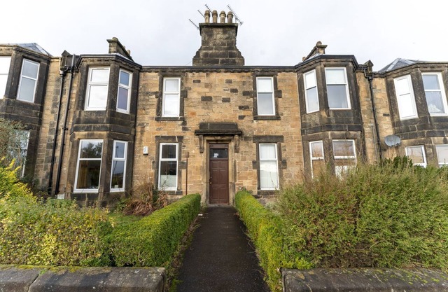 Forth View Apartment - an apartment that sleeps 6 guests in 3 bedrooms