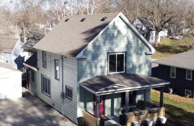 Fountain Blue-newly renovated modern home , lots of outdoor spaces to enjoy.