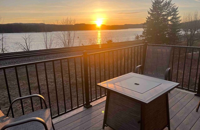 Fountain City Loft, hot tub, river views
