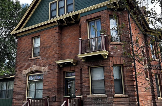 Fountain Lake Victorian-Spacious 6 bedroom home on the lake in lovely Albert Lea