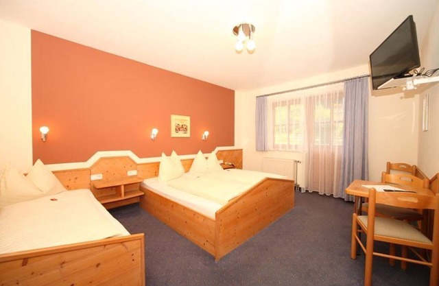 Four-bed room with bath, WC - B&B - Golf- und Skipension Krug