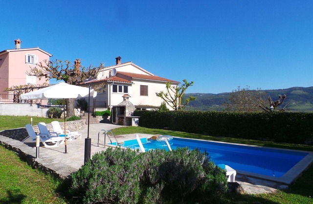 Four-bedroom apartment with balcony Motovun - Bataji, Central Istria - Središnja Istra (A-7069-a)