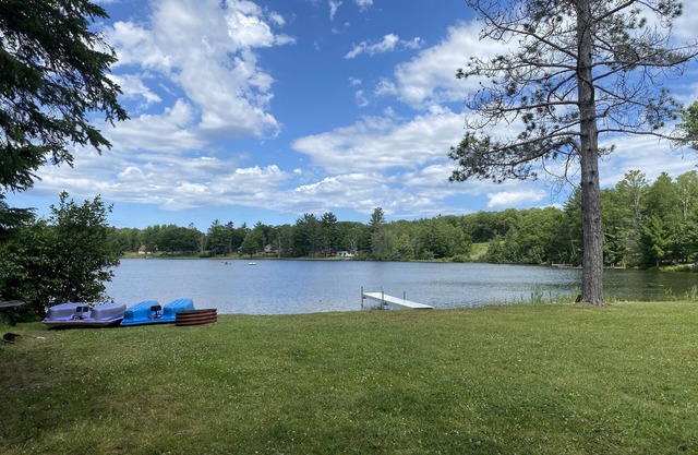 Four Bedroom Family and Pet Friendly Home on a Quiet, Private LAKE!